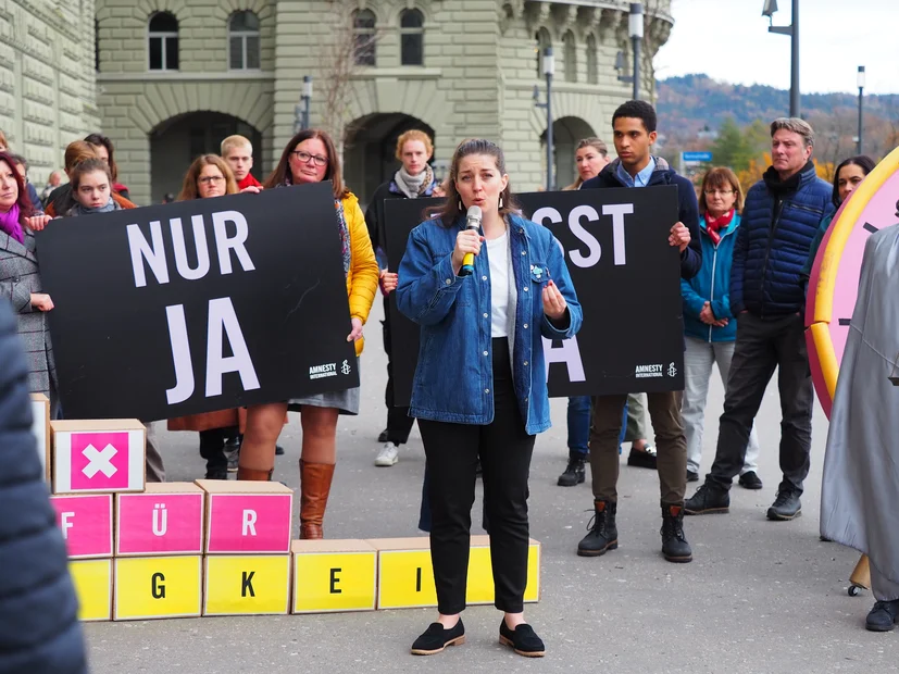 Übergabe des Weckrufes für Nur Ja heisst Ja ans Parlament